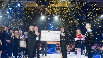 Christian Stucki, winner of this year's 'Unspunnen Schwinget' presents the Laureus Foundation Switzerland with a cheque of almost CHF 3 000 000. The high amount has been raised by around 700 guests.